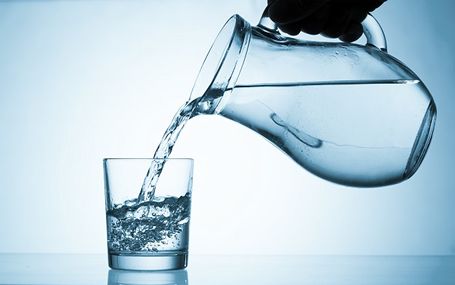 dieta-agua-jarra-copo-1